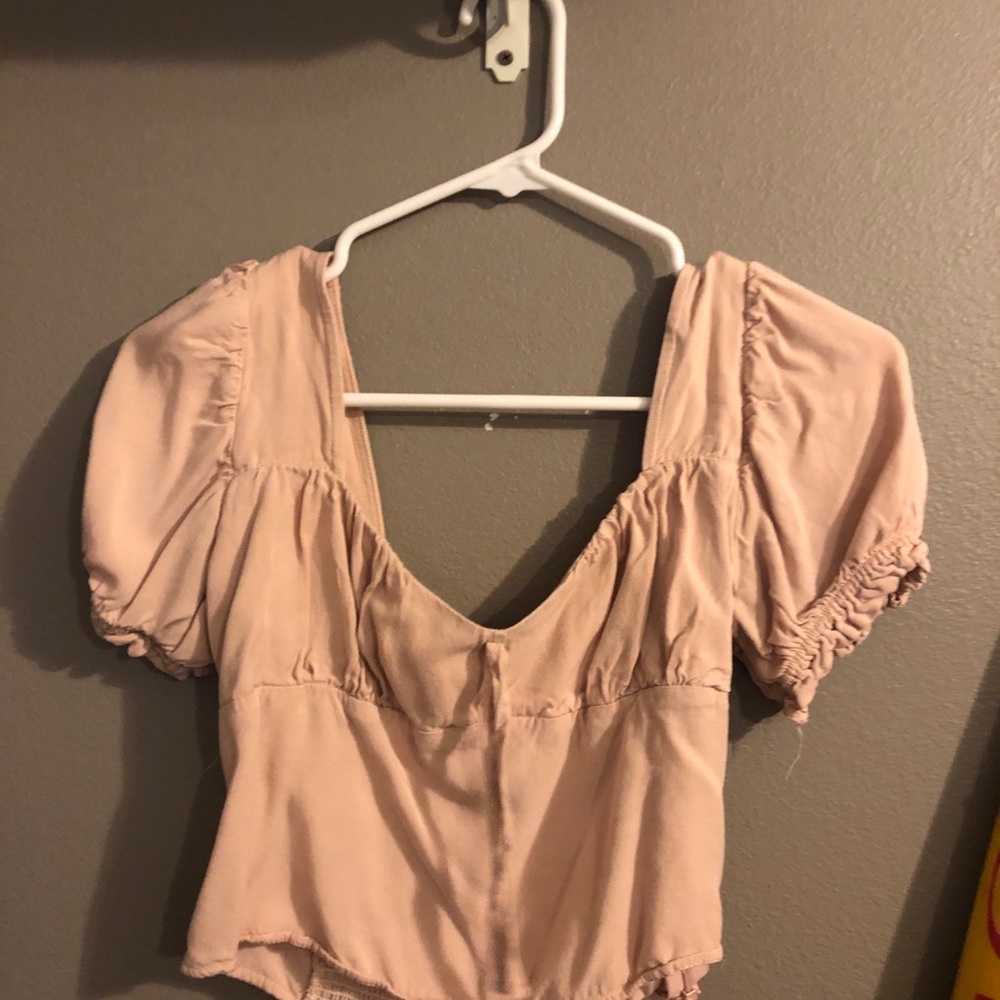 Light pink box cut, puffy shoulders cropped top